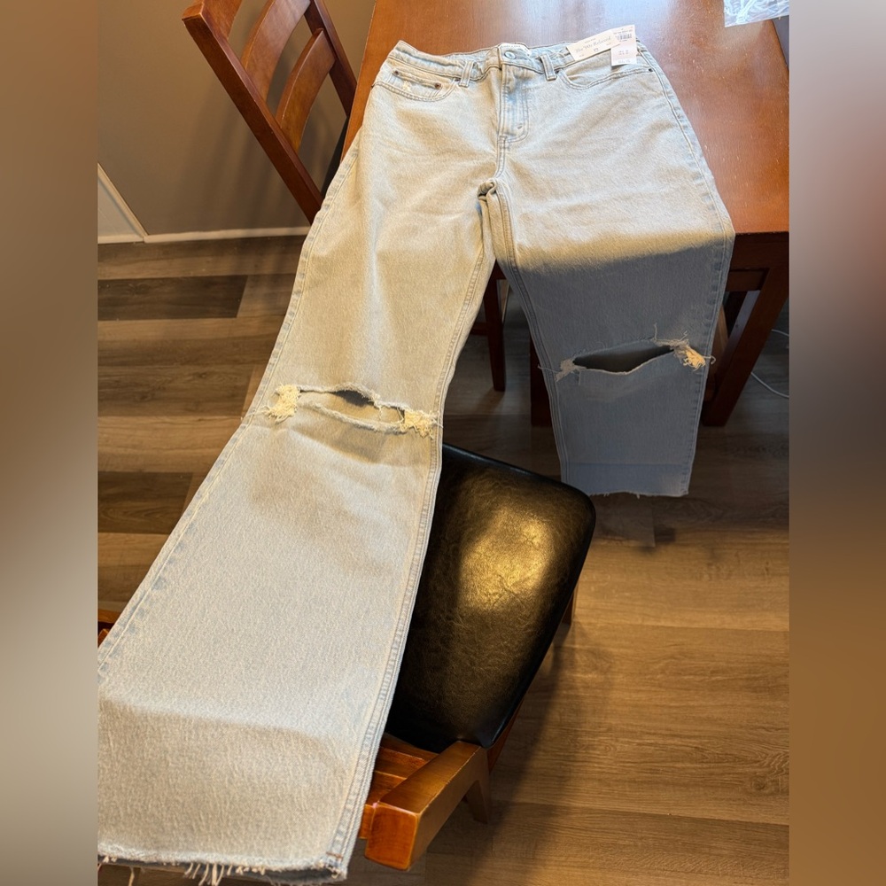 NEW WITH TAG. Abercrombie Jeans 90s Relaxed. Size 29 Long. Light wash, high rise